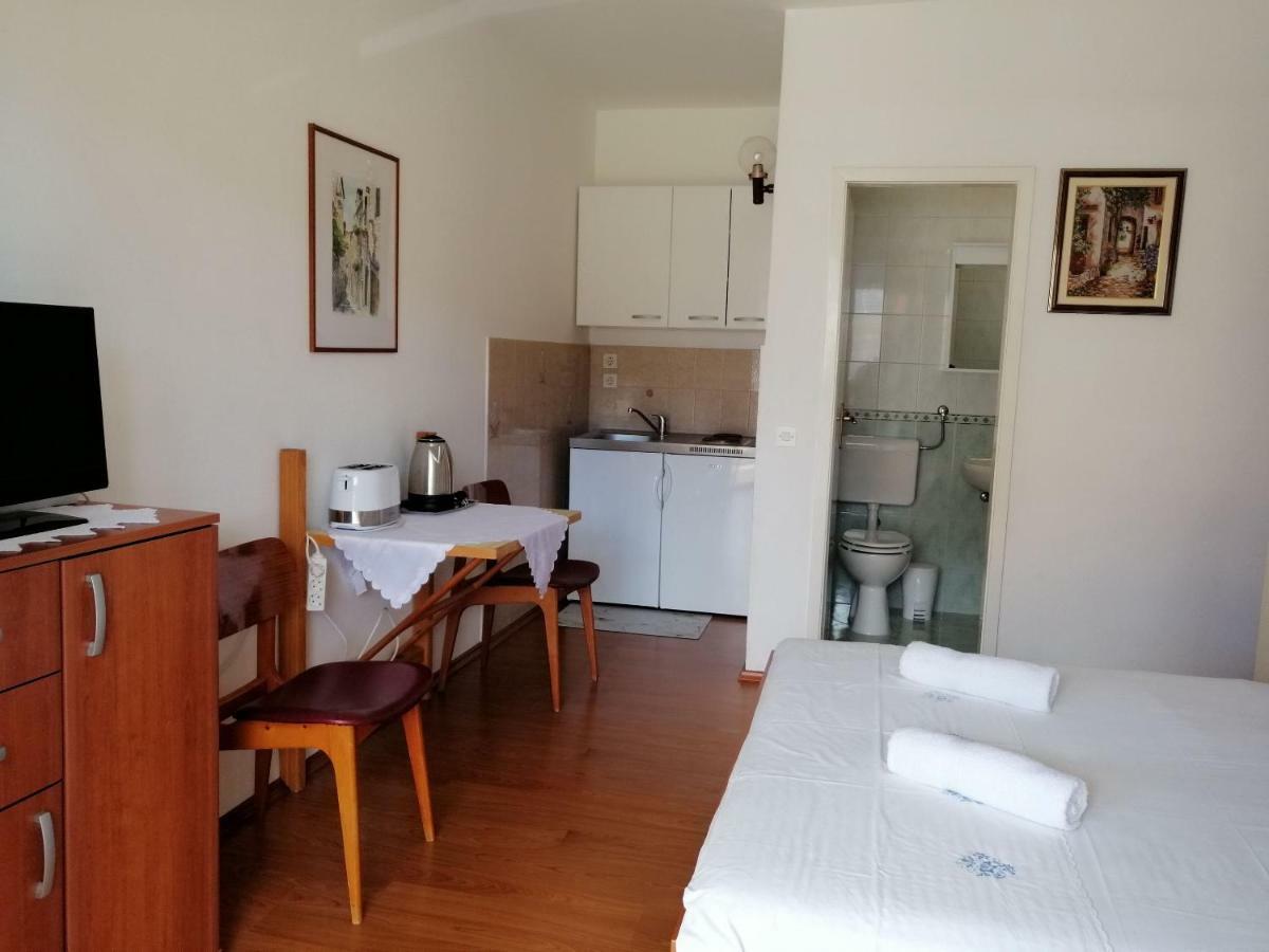 Apartments Emmas Studio Stari Grad  Ngoại thất bức ảnh