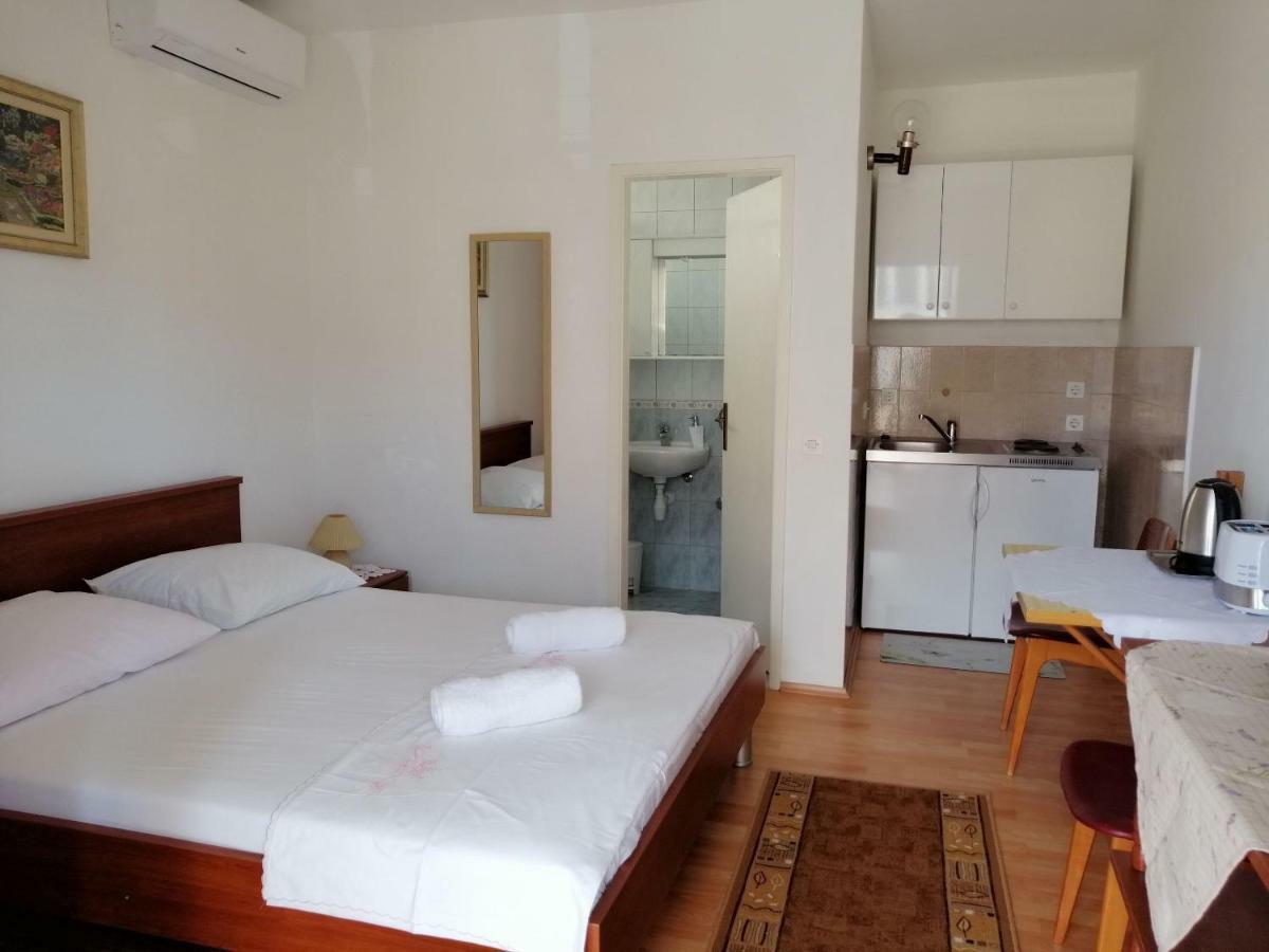 Apartments Emmas Studio Stari Grad  Ngoại thất bức ảnh